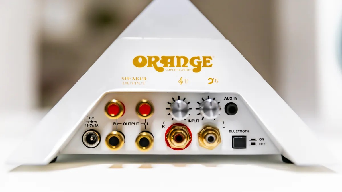 Orange Pyramid: sistema stereo con amplificatore a forma di piramide